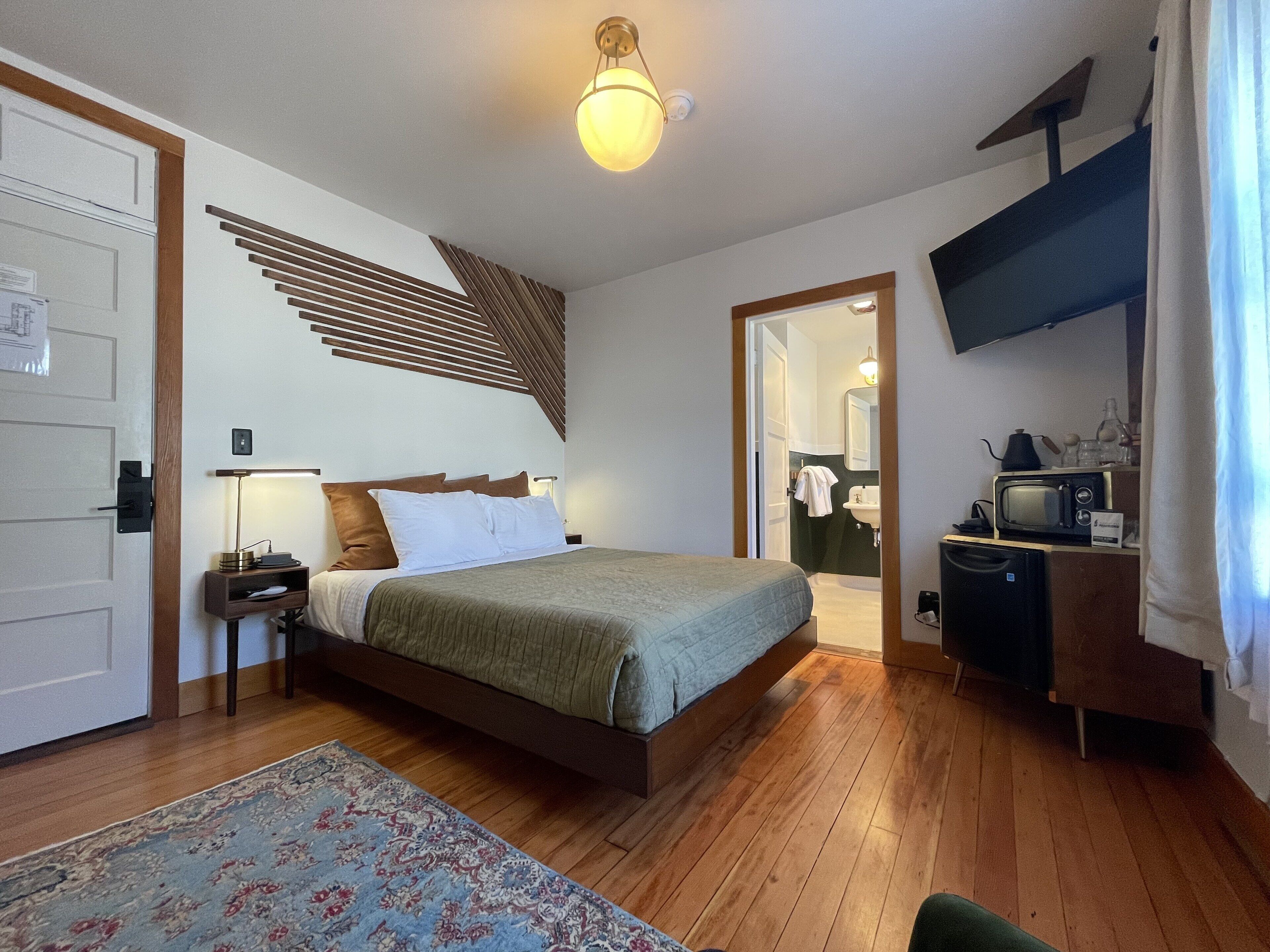 comfort room | minibar, blackout curtains, free wifi, bed sheets