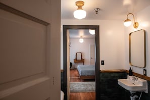 Family Suite, Multiple Beds | Bathroom | Combined shower/tub, towels, shampoo, toilet paper