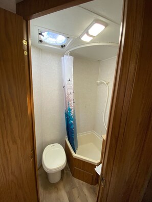 Shower, towels, soap, shampoo - Panoramic Views of Vineyards & Santa Margarita River-Weekly & Monthly Discounts! (Fallbrook)