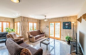 Fernseher, Tischfußball, Tischtennisplatte