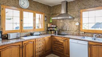 Fridge, stovetop, dishwasher, coffee/tea maker