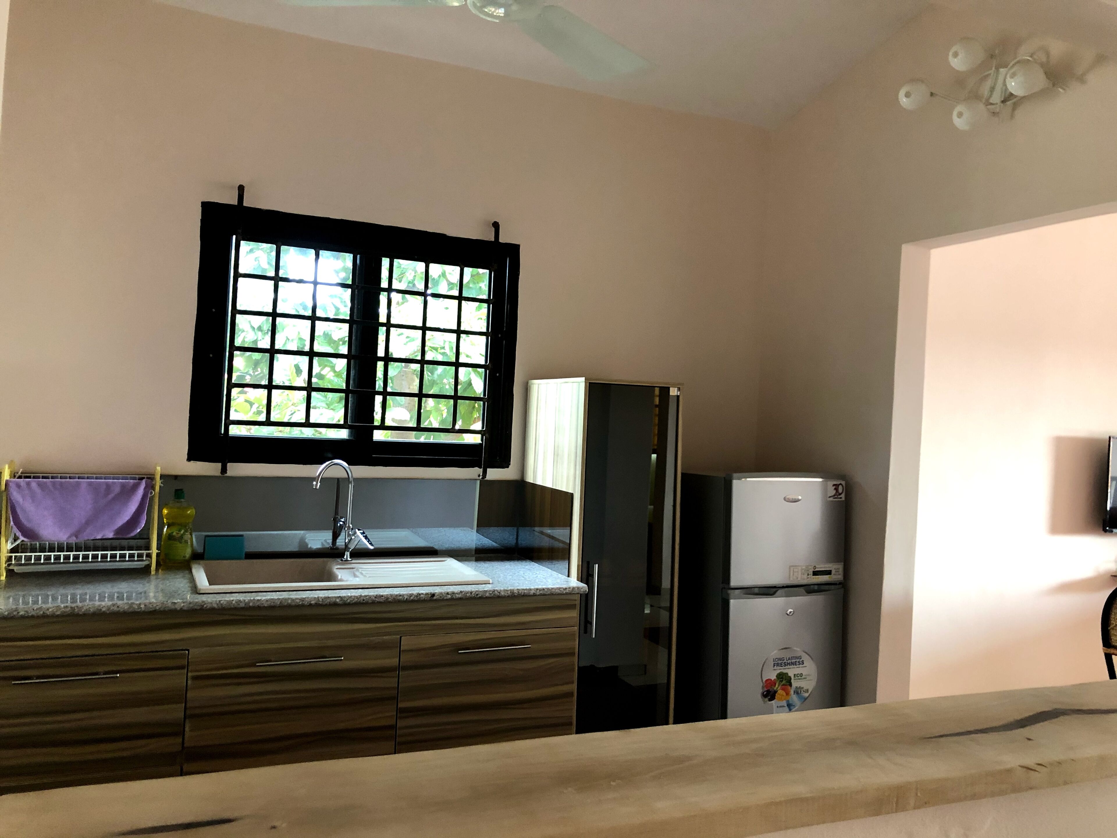 Réfrigérateur, four, plaque de cuisson, bouilloire électrique