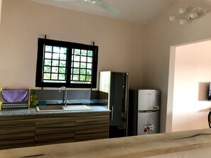 冷蔵庫、オーブン、コンロ、電気ポット