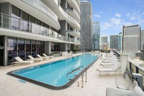 Pool - Flatiron 1BR Best Location (w/ Pool, spa, gym, lounge.) (Miami)