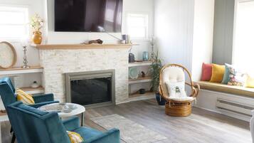 TV connectée, cheminée, livres