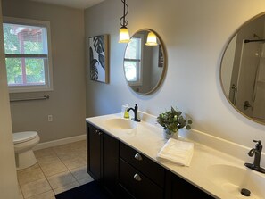 Dusche, Handtücher, Seife, Toilettenpapier