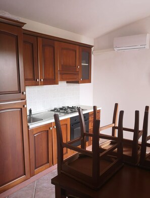 Fridge, oven, stovetop, cookware/dishes/utensils