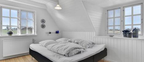 4 bedrooms, travel crib, free WiFi