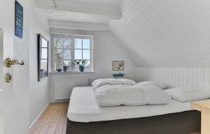 4 bedrooms, travel crib, free WiFi