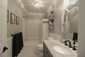 Bañera con ducha, secador de pelo, toallas, jabón