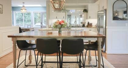 Classy, Spacious Home, Family Friendly, 3 bed 2 bath W/ Hot Tub!