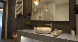 A bathroom with a large mirror, a round sink, and a potted plant. - Elexus Poiana Brasov (Brasov)