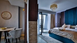 A hotel room with a bed, a desk, and a chair. - Elexus Poiana Brasov (Brasov)