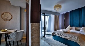 A hotel room with a bed, a desk, and a chair. - Elexus Poiana Brasov (Brasov)