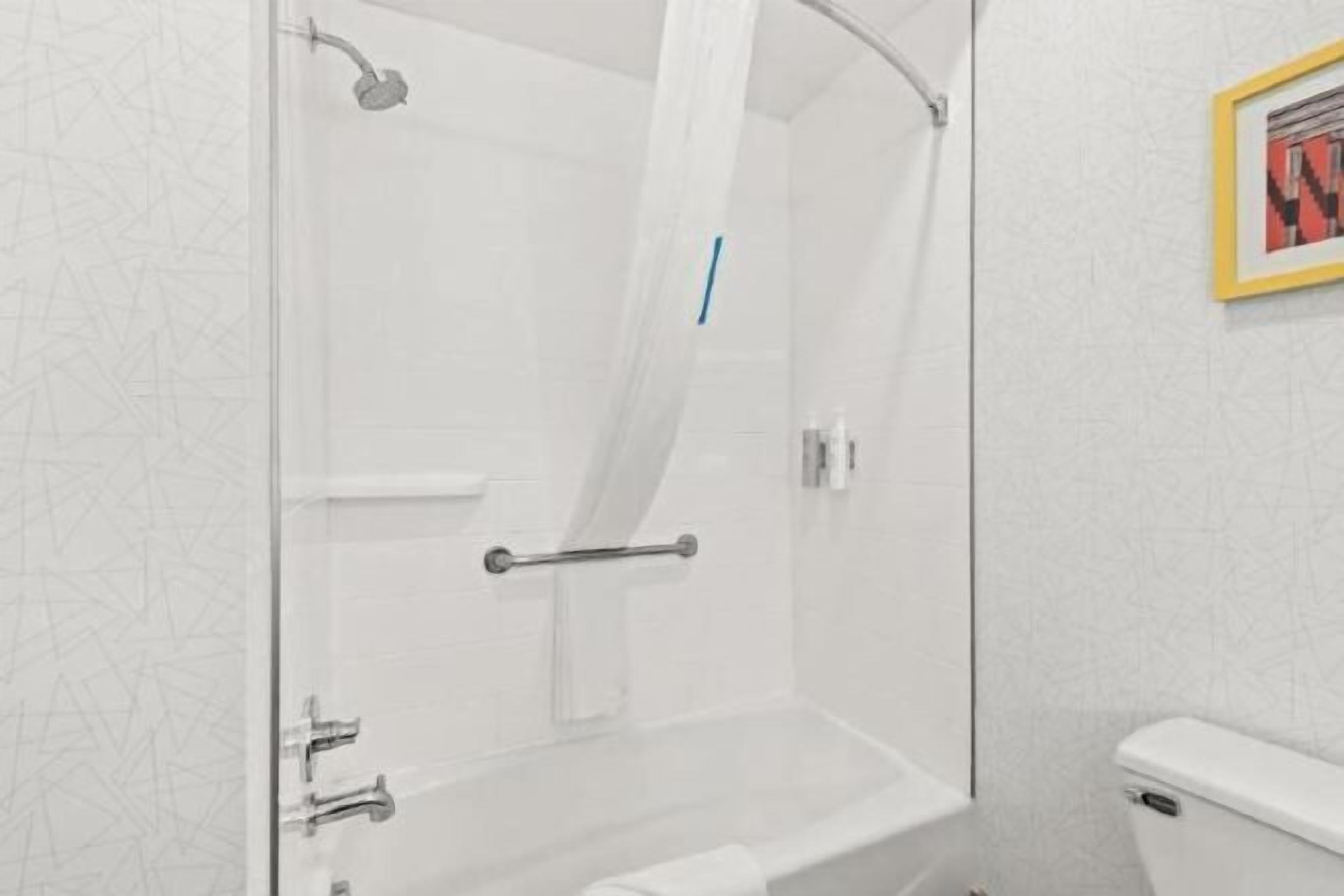 Dusjhode med hydromassaje, hårføner, håndklær og såpe