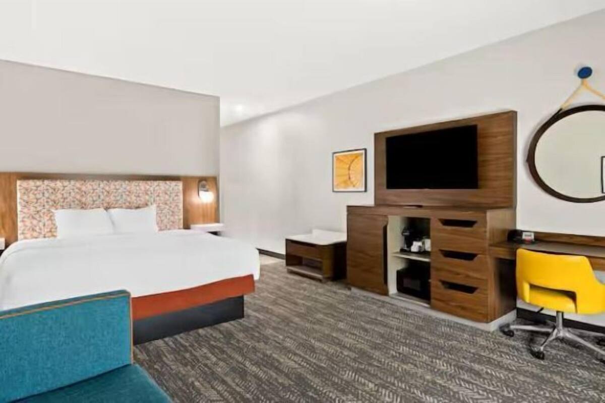 Premium bedding, down duvets, pillow-top beds, desk