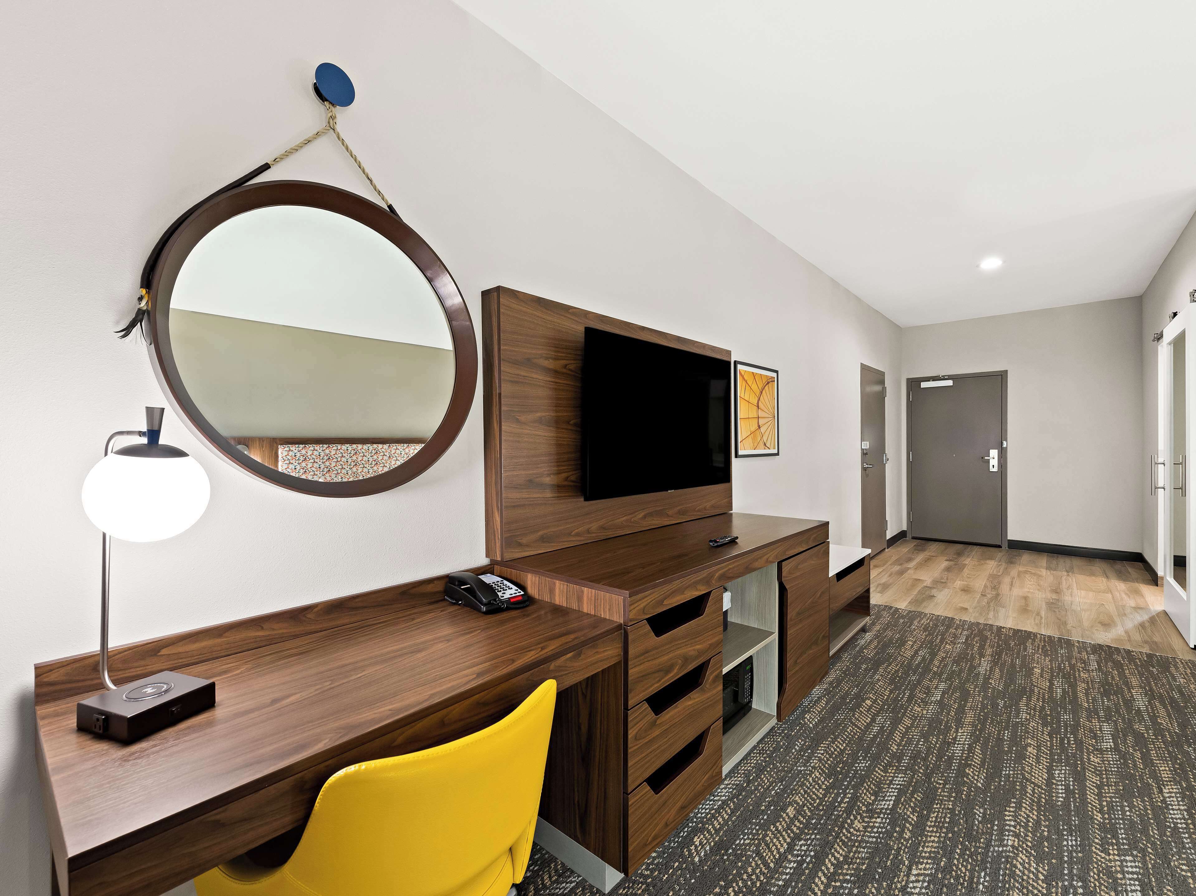 suite, 1 king bed, accessible, refrigerator (bathtub) | premium bedding, down duvets, pillow-top beds, desk