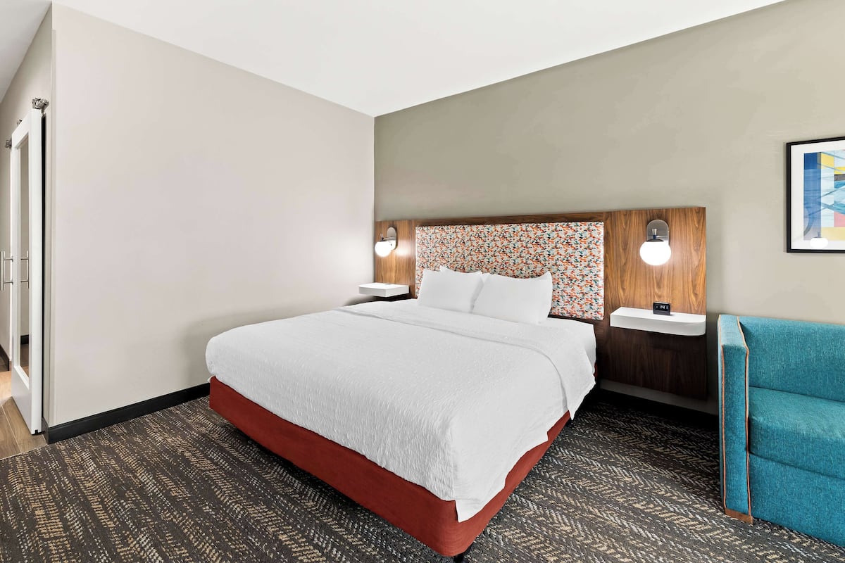 Suite, 1 King-Bett, barrierefrei, Kühlschrank (Bathtub) | Hochwertige Bettwaren, Daunenbettdecken, Pillowtop-Betten, Schreibtisch