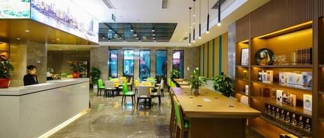 Eine moderne Hotelhalle mit Empfangsbereich, Sitzgelegenheiten und einer Übersicht über die Annehmlichkeiten.