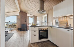 ثلاجة، موقد طهي مسطح، غسالة أطباق، ماكينة لصنع القهوة/الشاي