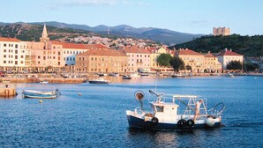 A harbor with boats, a castle, and buildings along the waterfront. - Gorgeous apartment in Senj with house sea view (Senj)