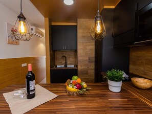 Een koelkast, een microgolfoven, een oven