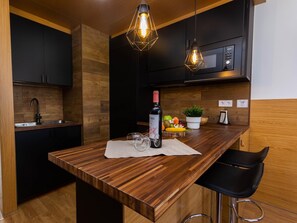 Een koelkast, een microgolfoven, een oven