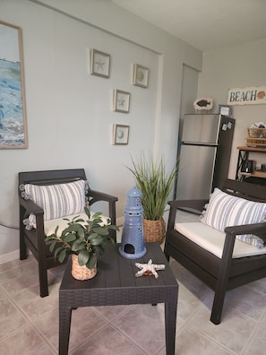 ห้องดีลักซ์ซิงเกิล | บริเวณนั่งเล่น | สมาร์ททีวี, Netflix, ลำโพงอัจฉริยะ, บริการสตรีมมิ่ง