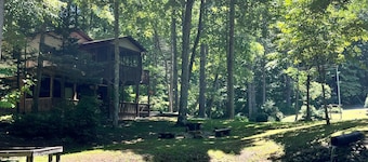 Happy mtn. home, enjoy 7 acres & 2 ponds, 1/2 mile to DuPont State Forest gate!