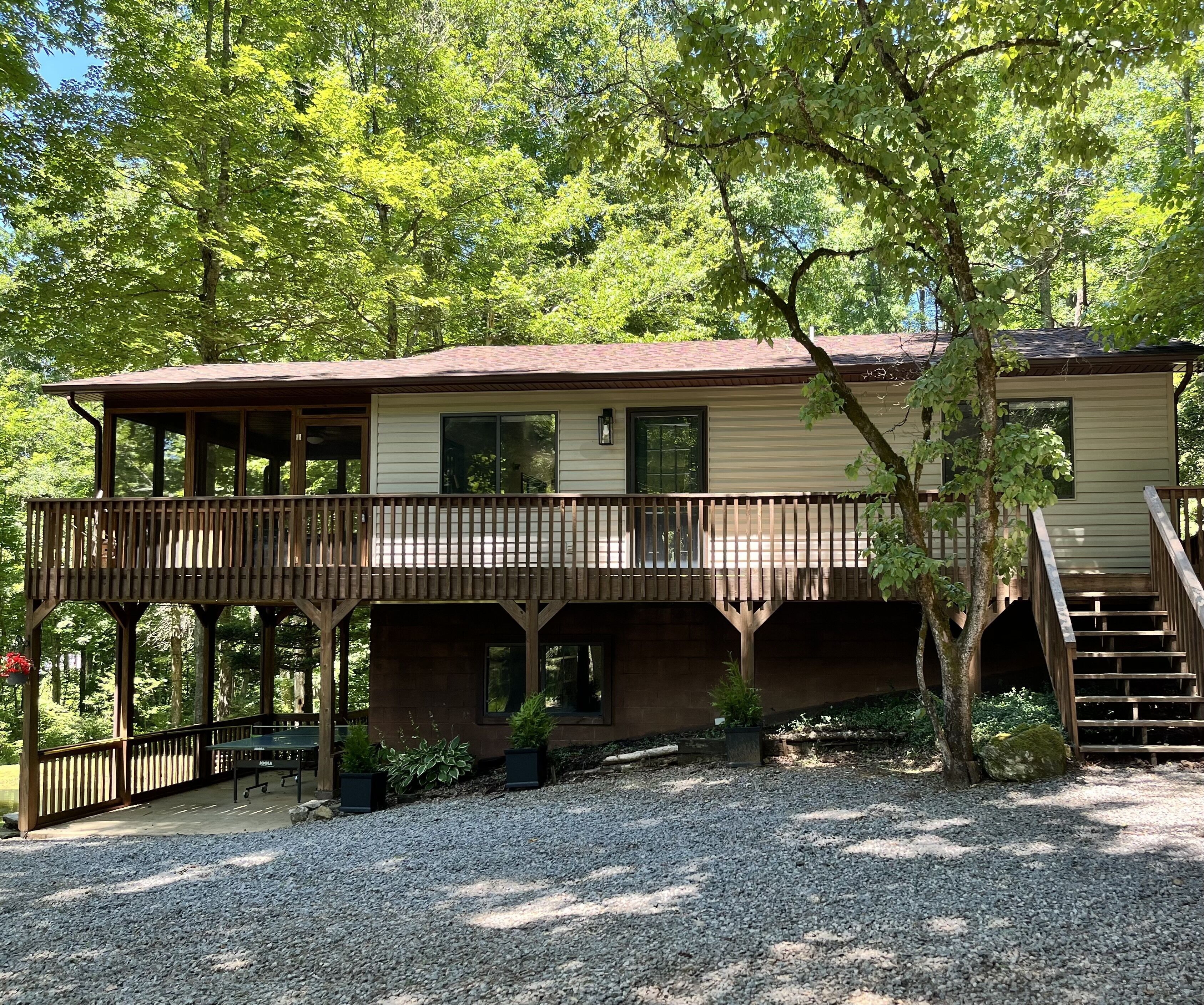 Happy mtn. home, enjoy 7 acres & 2 ponds, 1/2 mile to DuPont State Forest gate!