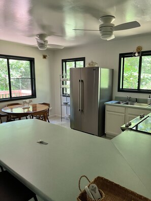 Køleskab, mikrobølgeovn, ovn, kogeplade