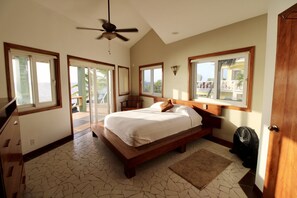 Caja de seguridad en la habitación y tabla de planchar con plancha 