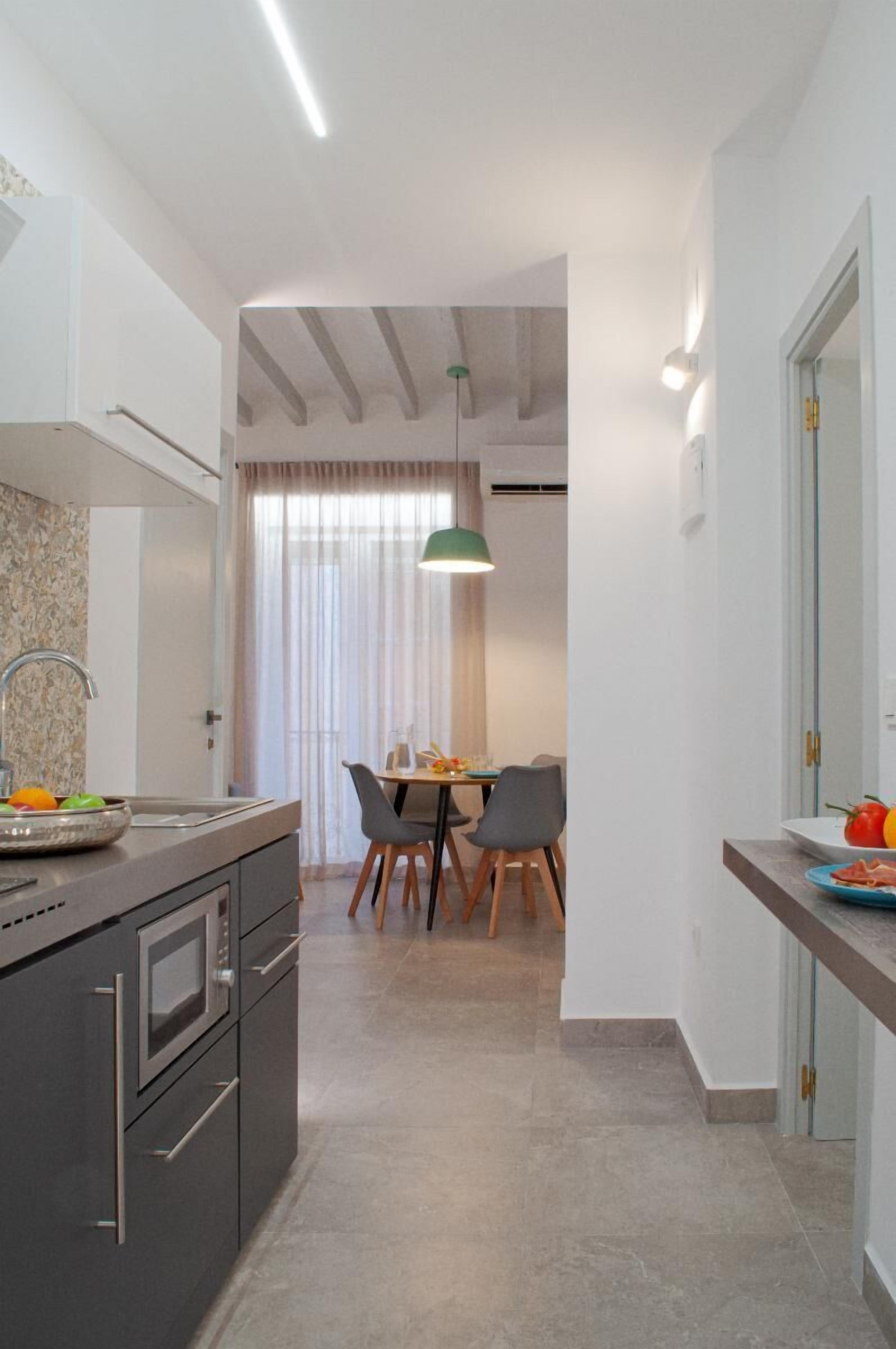 Een koelkast, een magnetron, een vaatwasser, kookgerei, borden en bestek