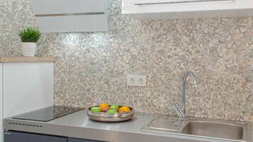 Fridge, microwave, dishwasher, cookware/dishes/utensils