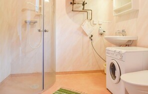 Shower - Stunning home in Eksjö with kitchen (Eksjö)