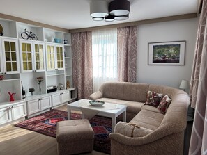 Smart TV, books, stereo