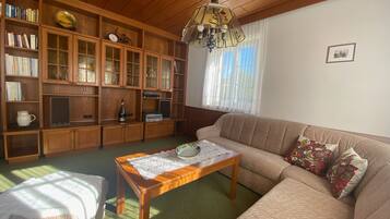 Smart-TV, Bücher, Stereoanlage