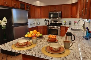 Fridge, microwave, oven, stovetop - Country Garden · Country Garden - A Serene & Tranquil Getaway (Walla Walla)
