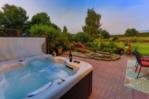 Outdoor spa tub - Country Garden · Country Garden - A Serene & Tranquil Getaway (Walla Walla)