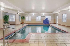 Una piscina techada, una piscina al aire libre