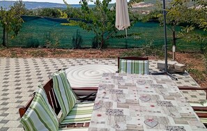 Outdoor dining - Lovely home in Kastel Stafilic (Kastel Stafilic)