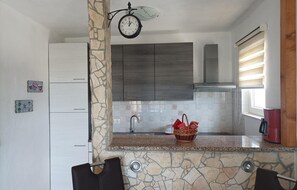 Refrigerador, parrilla de estufa, lavavajillas y cafetera y tetera 