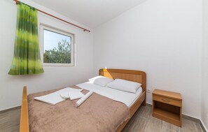 3 bedrooms, travel crib, free WiFi, bed sheets - Lovely home in Kastel Stafilic (Kastel Stafilic)