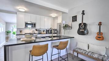 Réfrigérateur, micro-ondes, plaque de cuisson, lave-vaisselle