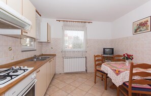 Fridge, stovetop, coffee/tea maker - 2 bedroom cozy apartment in Pula (Pula)