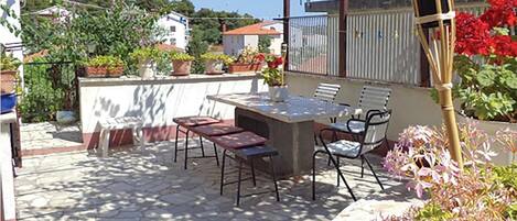 تناول الطعام بالخارج