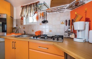 Cafetera y tetera, refrigerador, horno y parrilla de estufa 