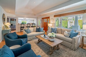 Fernseher, Kamin, Tischtennisplatte