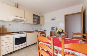 Fridge, microwave, stovetop, coffee/tea maker - Awesome apartment in Pula with house sea view (Pula)