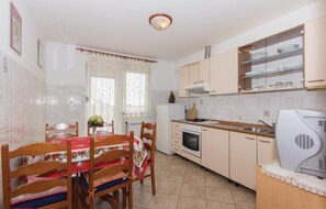 Fridge, stovetop, coffee/tea maker - 2 bedroom cozy apartment in Pula (Pula)